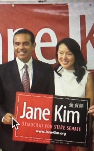 sm_kim_jane_sign_with_antonio_villairagosa.jpg