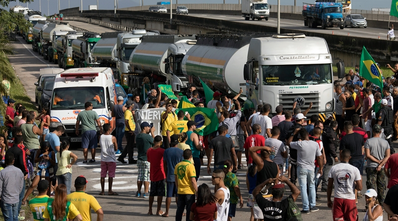 sm_brazil_truck-driver-strike-brazil-4.jpg 