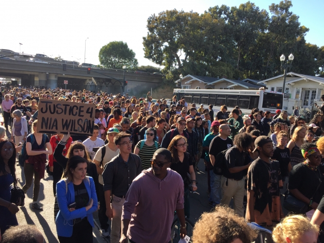 sm_18-0723-nia-wilson-protest-crowd-1.jpg 