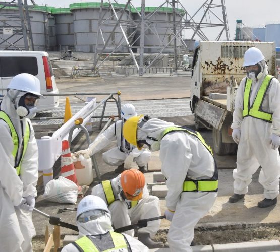 sm_fukushima_workers_decomissioning_plant_with_masks.jpg 