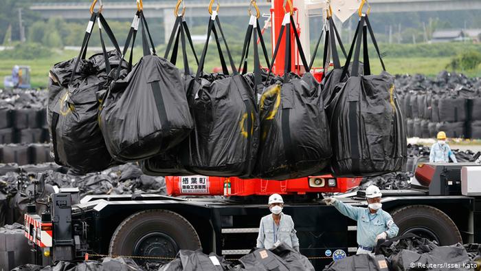 fukushima_contaminate_bags_on_truck.jpg 