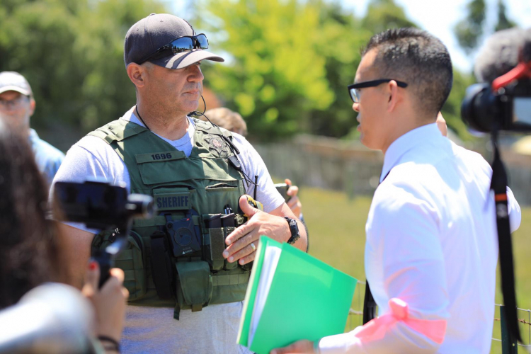 sm_dxe-petaluma_june03-2019c_wayne-hsiung-chats-with-deputy.jpeg 