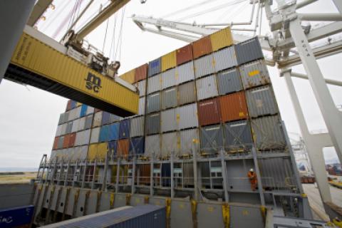 ilwu_moving_cargo.jpeg