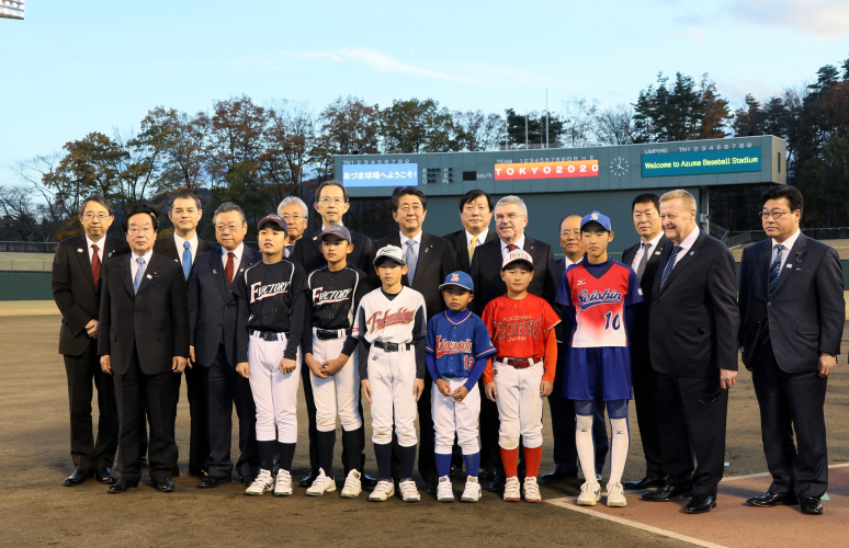 sm_fukushima_abe_with_kids_and_sign.jpg 