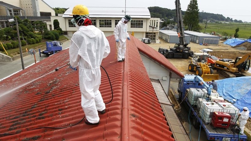 fukushima_decontaminating_a_grade_school.jpg 