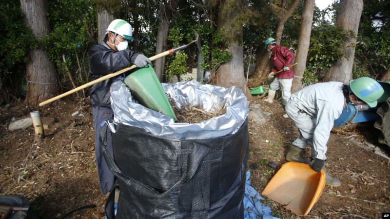 sm_japan_fukushima_clean-up_workers_filling_bags.jpg 