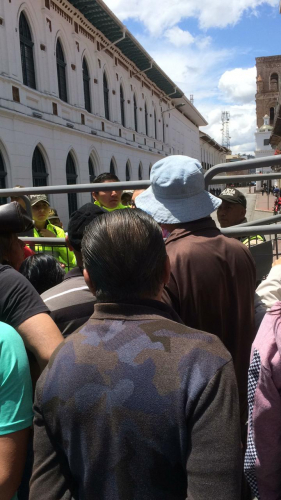 sm_parque_calderon_fenced_off_to_prevent_protests_10072019.jpeg 