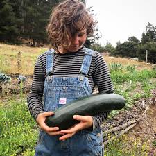 j_holding_giant_zuchini.jpg 