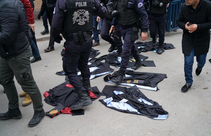 turkish_police_trample_on_academic_robes.jpg 