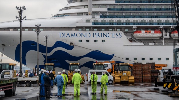 diamond_princess_with_longshore_workers.jpg 