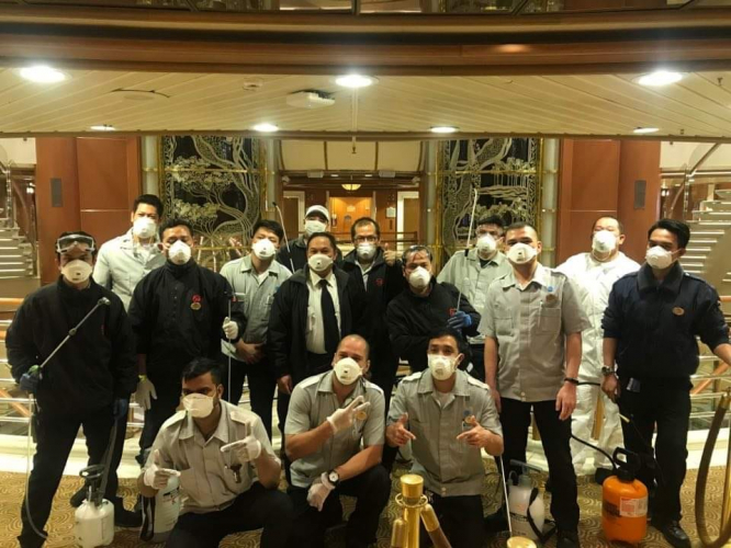 sm_diamond_princess_crew_with_masks.jpg 