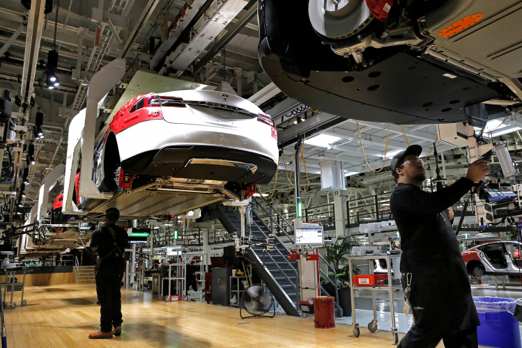 sm_tesla_workers_on_assembly_line.jpeg 