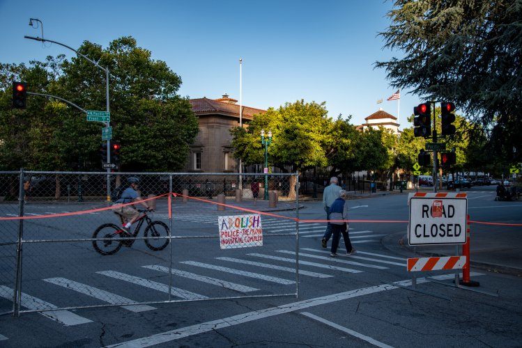 sm_defund_santa_cruz_police_scpd_march__19_town_clock_blockade_anti_homeless_fencing.jpg 