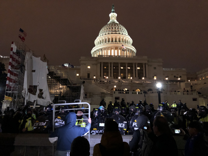 sm_dc-insurrection_riot_police_and_protester_20210106_tylermerbler.jpg 