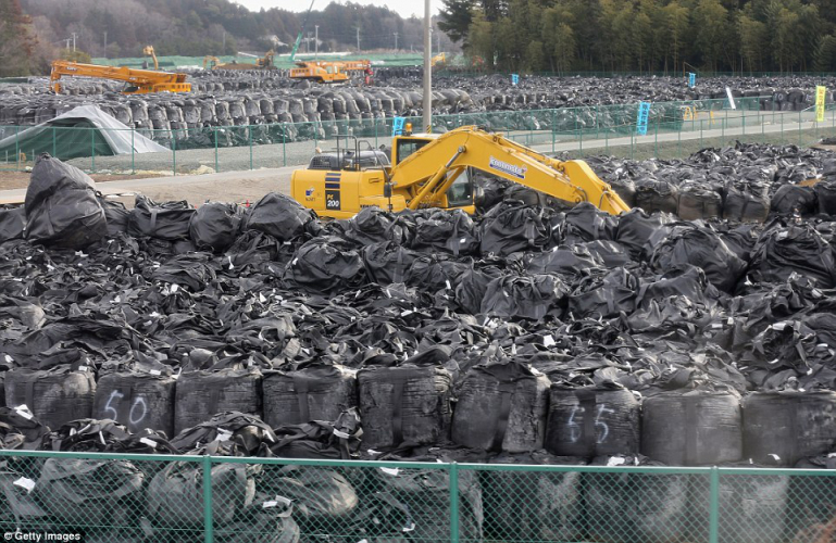 sm_japan_fukushima_bag_radioactive_dump_site.jpg 