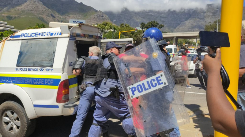 sm_saftu_gen_strike_arrests_capetown.jpeg 