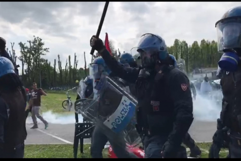 480_italian_police_attack_workers.jpg
