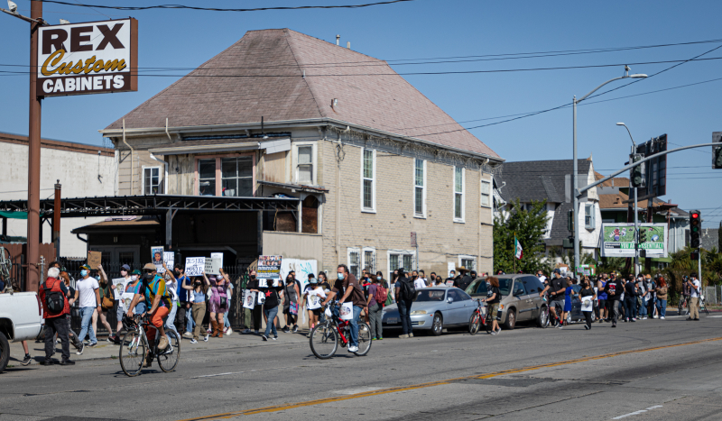 sm_mgbl_oakland._volunteers_on_bicycles_provided_traffic_safety.jpg 