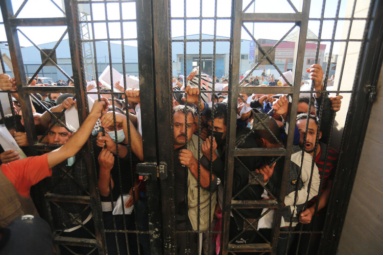 sm_palestinian_workers_at_gate_for_jobs.jpg 