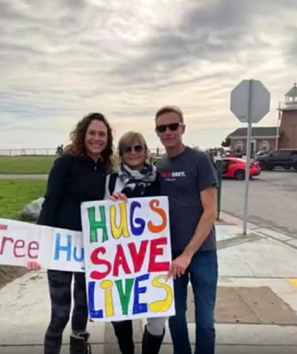 sm_kat-rs-kathryn-saari-mellowkat-free-hugs-lighthouse-west-cliff-drive-santa-cruz-voluntaryists-anti-mask-vaccine-masker-vaxxer.jpg 