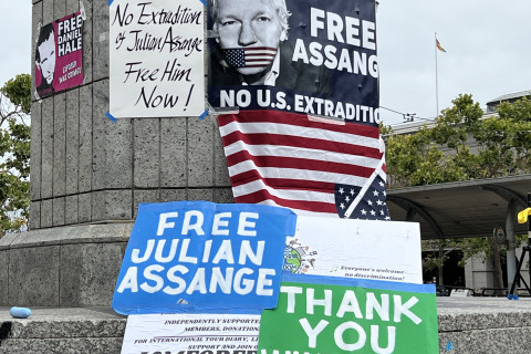 480_assange_posters_on_plaza_7-2-22.jpg 