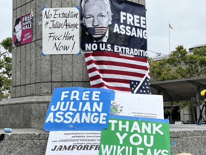 sm_assange_posters_on_plaza_7-2-22.jpg 