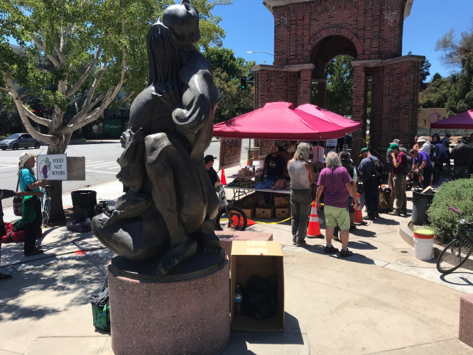 sm_nine_hundred_days_of_love_-_food_not_bombs_-_santa_cruz_town_clock.jpg 