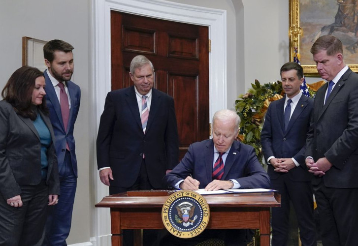 sm_biden_signing_labor_bill.jpg 