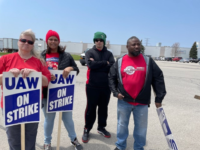 sm_uaw180_picket_women.jpeg 