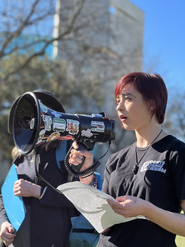 sm_dxe_ucdavis-primates2-karalongonmegaphone2.jpeg 