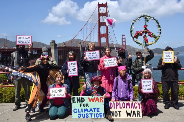 mother_s_day_115t_-_group_-_codepink_-_vista_point_-_gg_bridge_-_fwy_101_-_sf_-_ca_-_20220508.jpg
