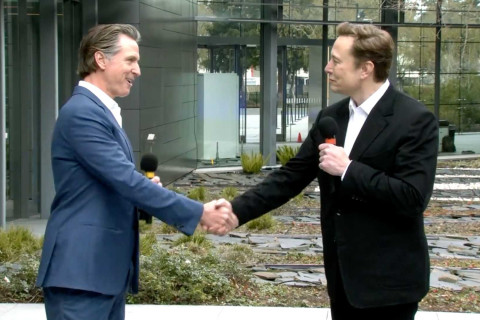 480_musk___newsom_shaking.jpg