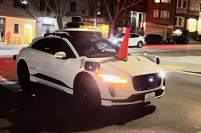waymo_cone.jpeg 