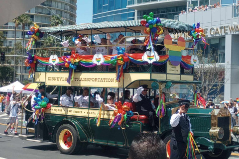 480_pridedisneylandbus.jpg
