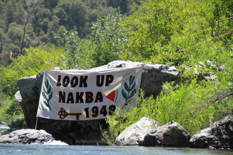 The banner without activists above it