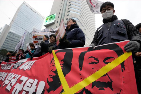 Picture of Korean Workers Marching Against Yoon