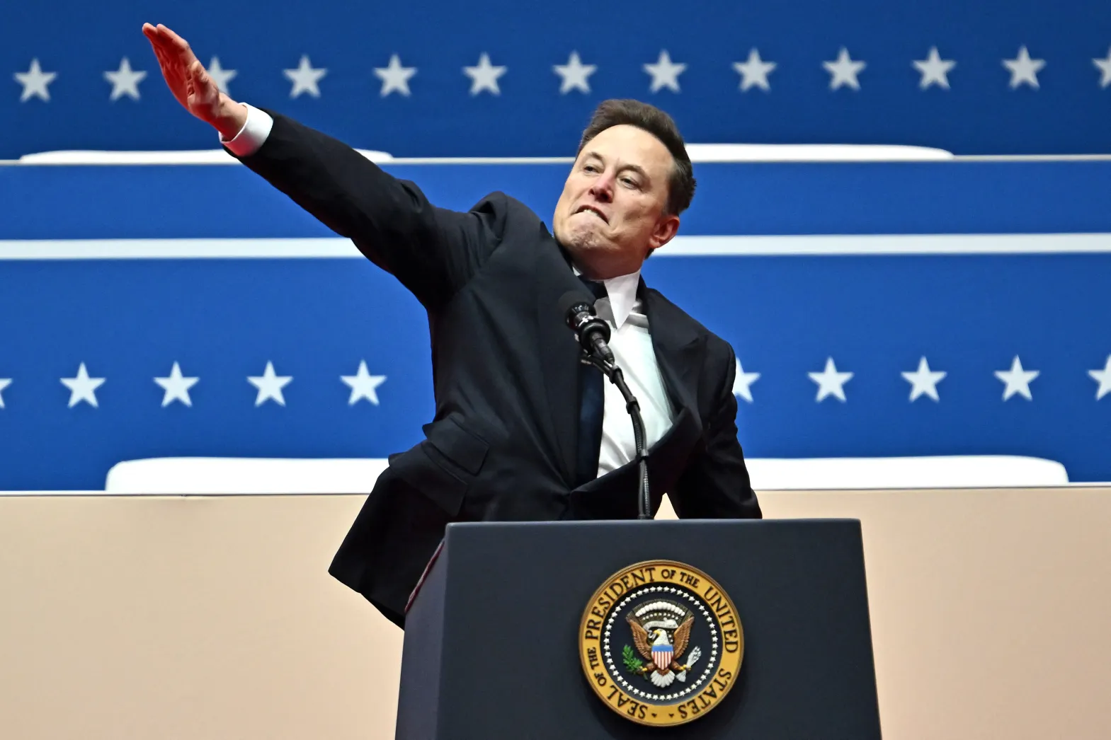 sm_musk_with_nazi_salute.jpg.webp