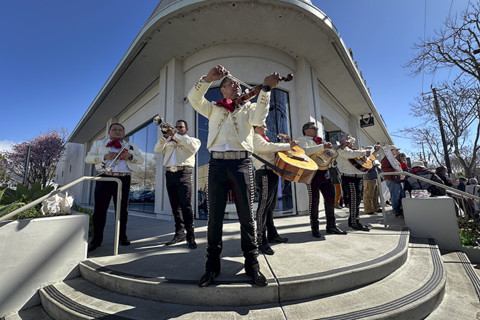 Demo at Tesla showroom has grown larger by the week. This time mariachi band and more.