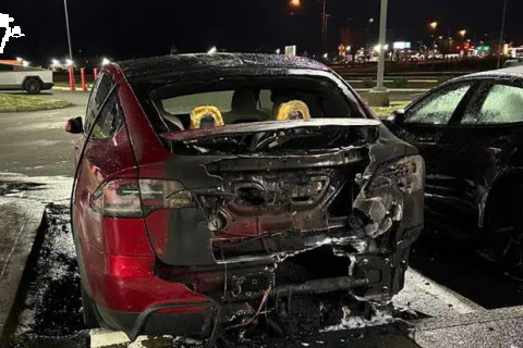 Photograph of torched Tesla in Salem, Massachusetts
