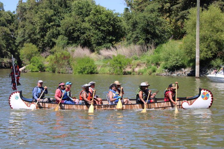 Winnemem Wintu Run4Salmon canoe arriving at Discovery Park. Photo by Dan Bacher.