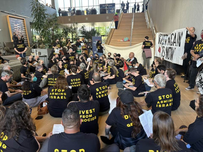 Sit-In in the hotel lobby