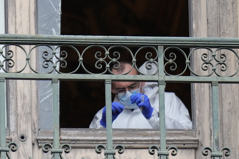 Thieves broke into the Louvre Museum in Paris stealing invaluable jewelry treasures from its collection.