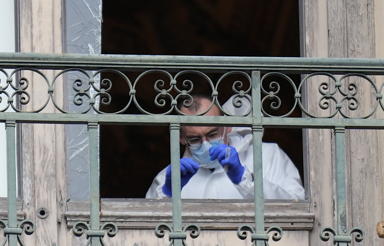 Thieves broke into the Louvre Museum in Paris stealing invaluable jewelry treasures from its collection.