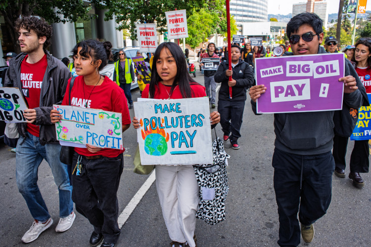 On October 24, youth in Oakland walked out of their classes and took to the streets to demand passage of the Climate Superfund Bill.
