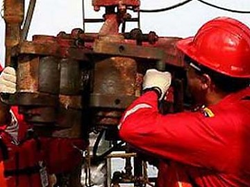 venezuelan_oil_worker.jpg