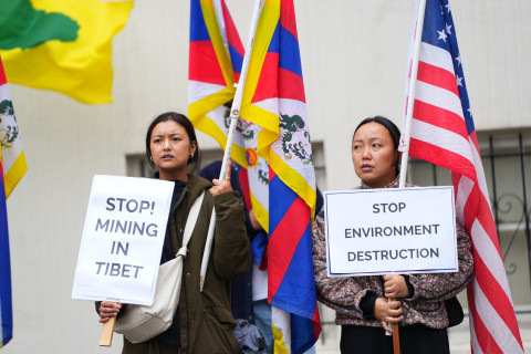 Protestors in front of the Chinese Consulate in SF