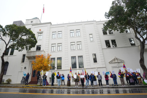 Protestors in front of the Chinese Consulate in SF