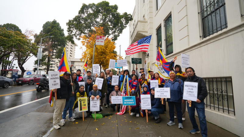 Protestors in front of the Chinese Consulate in SF