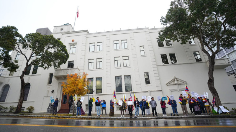 Protestors in front of the Chinese Consulate in SF