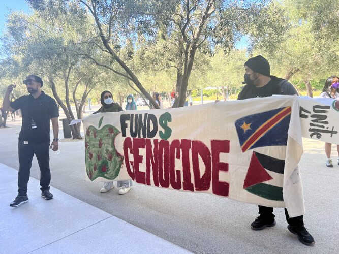 sm_apple_funds_genocide.jpg